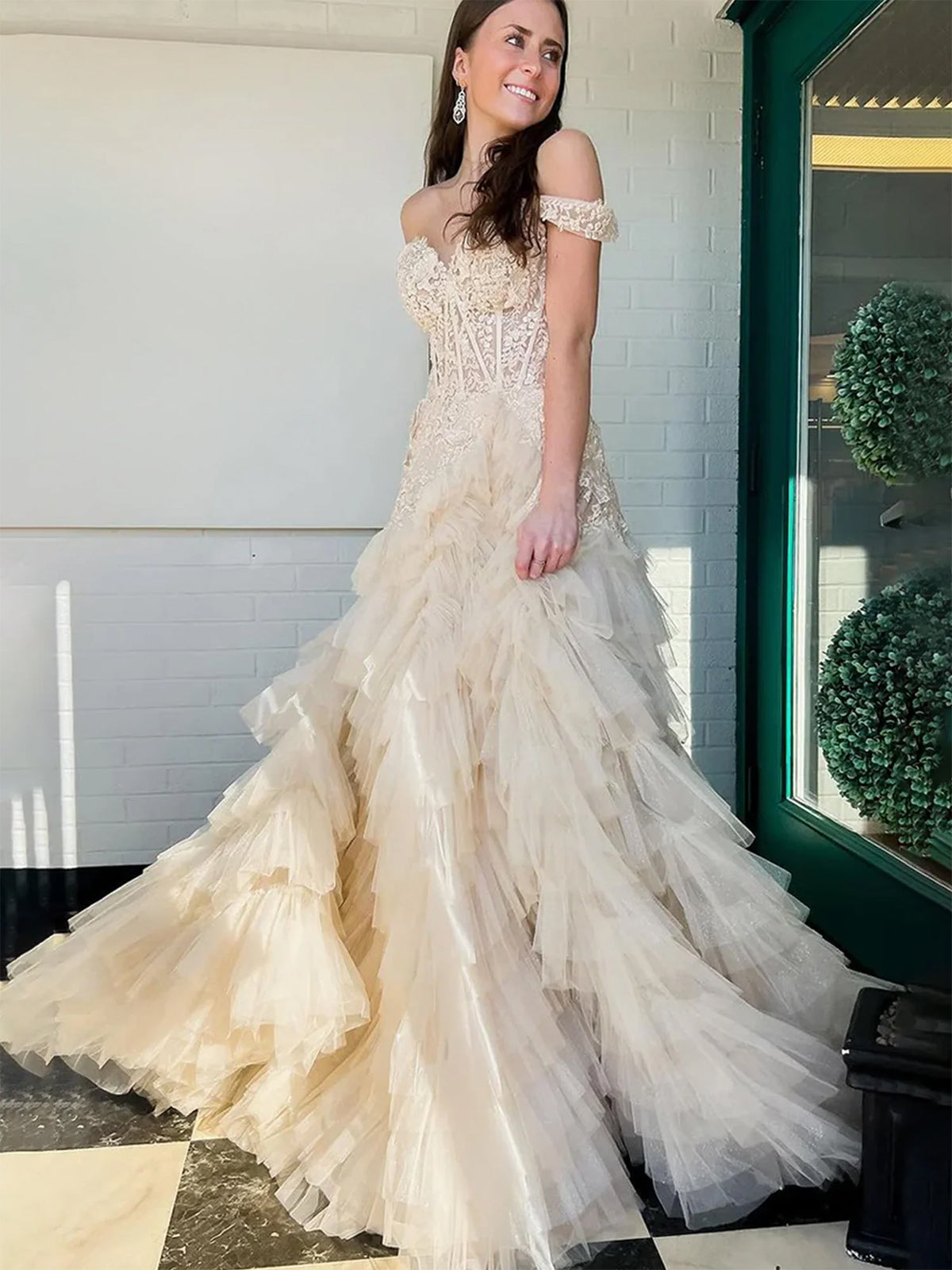 Kashi | Vestido de fiesta de tul con hombros descubiertos y apliques color champán
