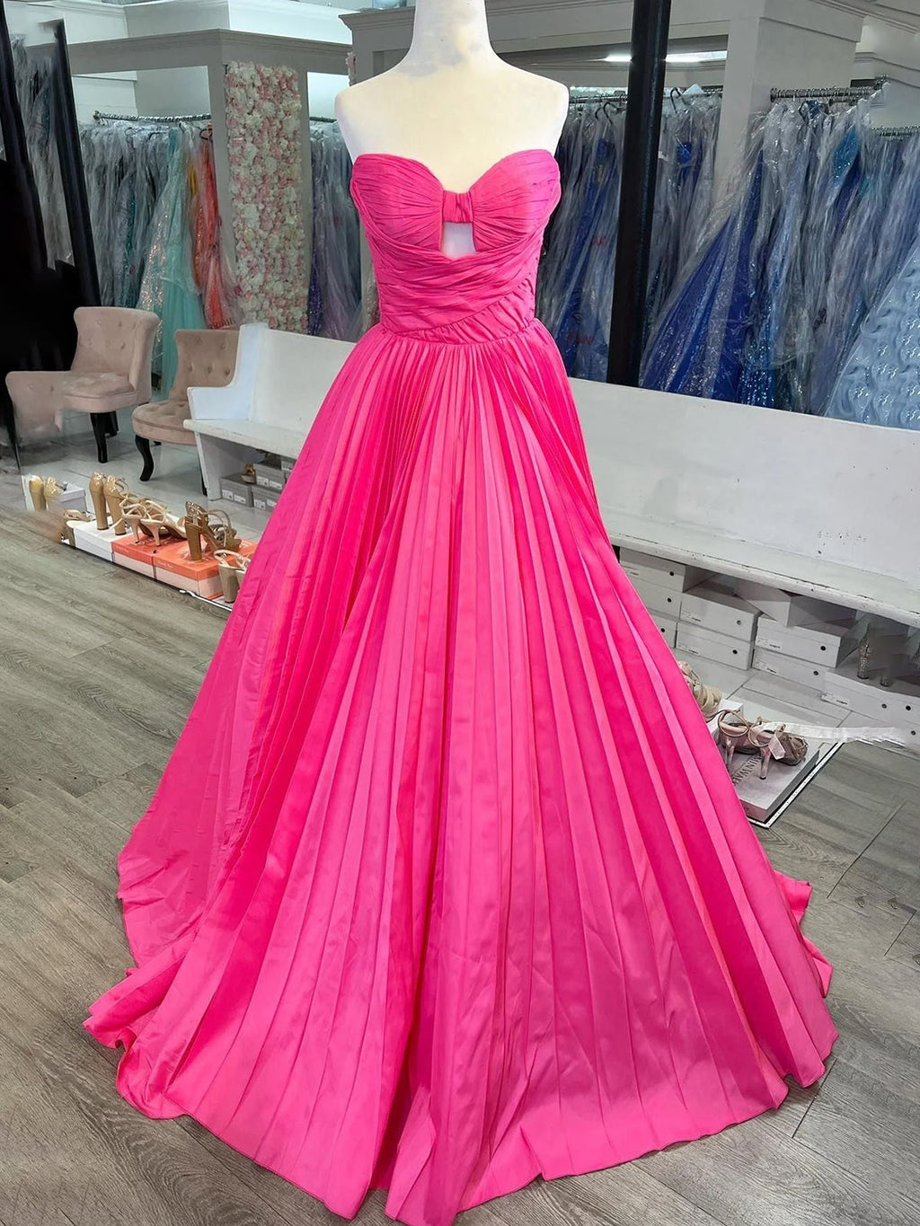 Kenji | Vestido de fiesta rojo de satén sin tirantes y con abertura en la espalda