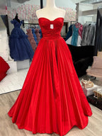 Kenji | Vestido de fiesta rojo de satén sin tirantes y con abertura en la espalda