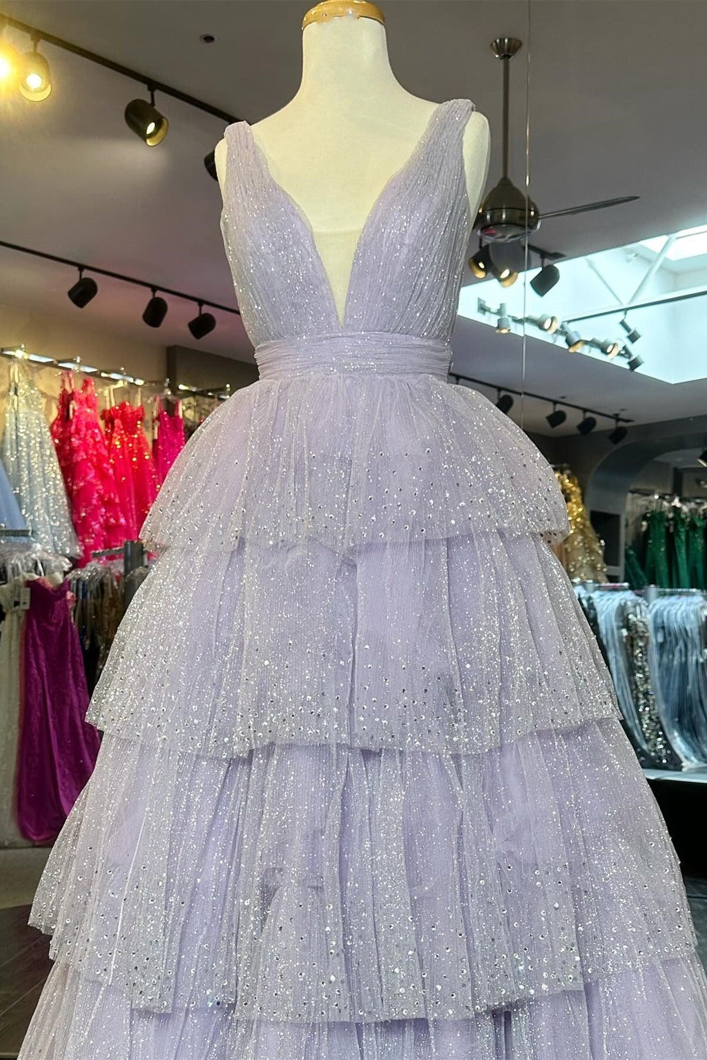 Khloe | Vestido de fiesta largo con volantes, escote en V, lentejuelas y tul color lavanda