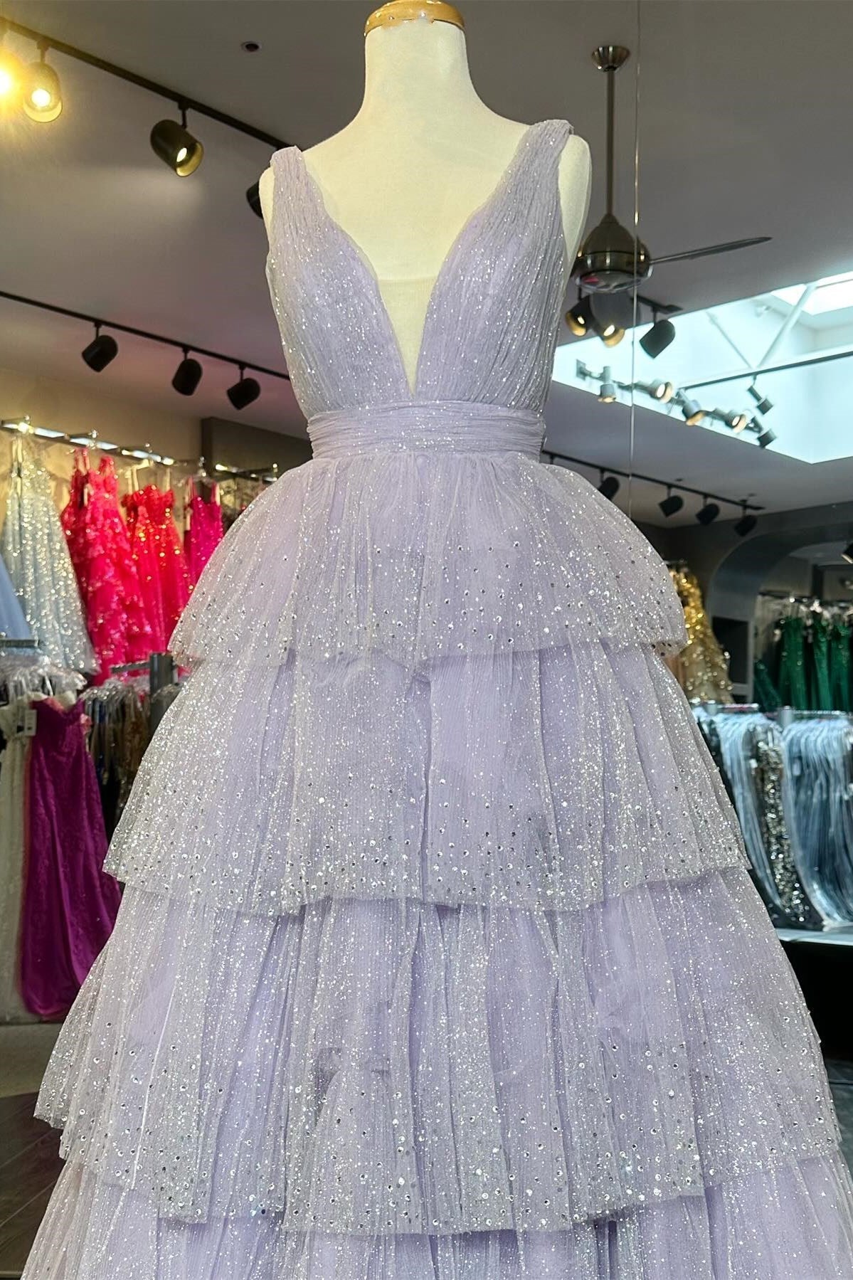 Khloe | Vestido de fiesta largo con volantes, escote en V, lentejuelas y tul color lavanda