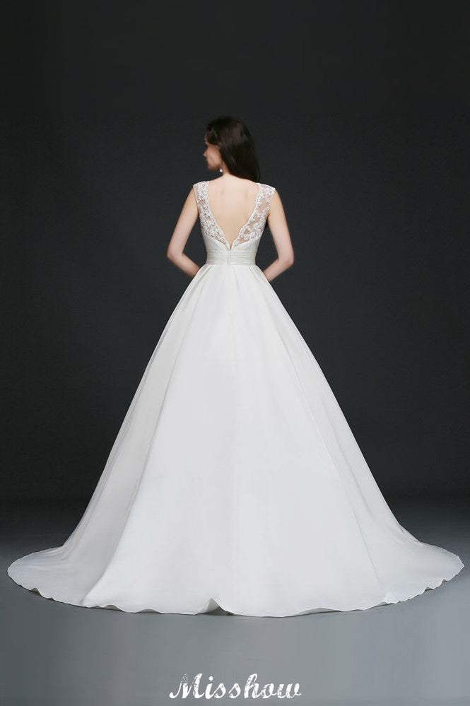 Vestido de novia delicado con encaje, corte A y joya