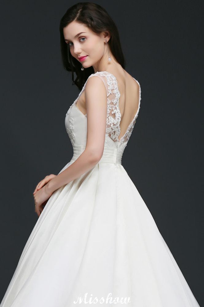 Vestido de novia delicado con encaje, corte A y joya