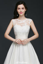 Vestido de novia delicado con encaje, corte A y joya