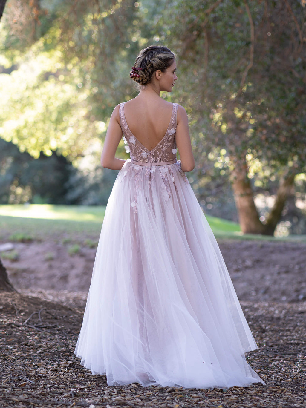 Ballkleid aus Spitze und Tüll mit V-Ausschnitt, Applikationen und 3D-Blumen