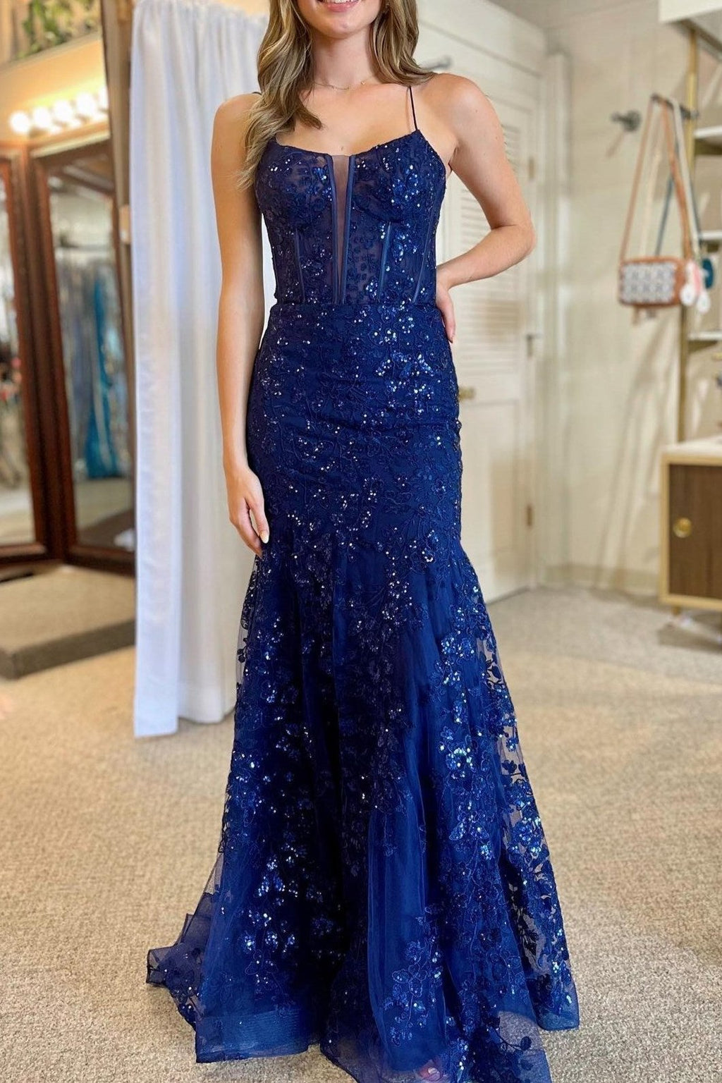 Lance | Vestido formal largo de sirena con tirantes finos, encaje y lentejuelas azules