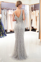 Vestido de noche largo de tul con flecos y cuentas, escote en V y corte sirena