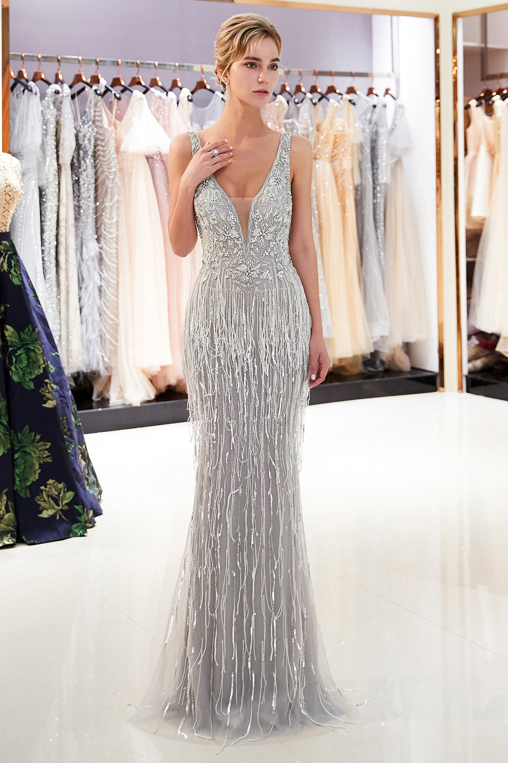 Vestido de noche largo de tul con flecos y cuentas, escote en V y corte sirena