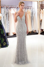 Vestido de noche largo de tul con flecos y cuentas, escote en V y corte sirena