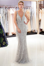 Vestido de noche largo de tul con flecos y cuentas, escote en V y corte sirena