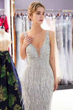 Vestido de noche largo de tul con flecos y cuentas, escote en V y corte sirena
