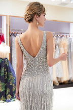 Vestido de noche largo de tul con flecos y cuentas, escote en V y corte sirena