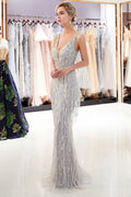 Vestido de noche largo de tul con flecos y cuentas, escote en V y corte sirena
