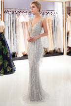Vestido de noche largo de tul con flecos y cuentas, escote en V y corte sirena