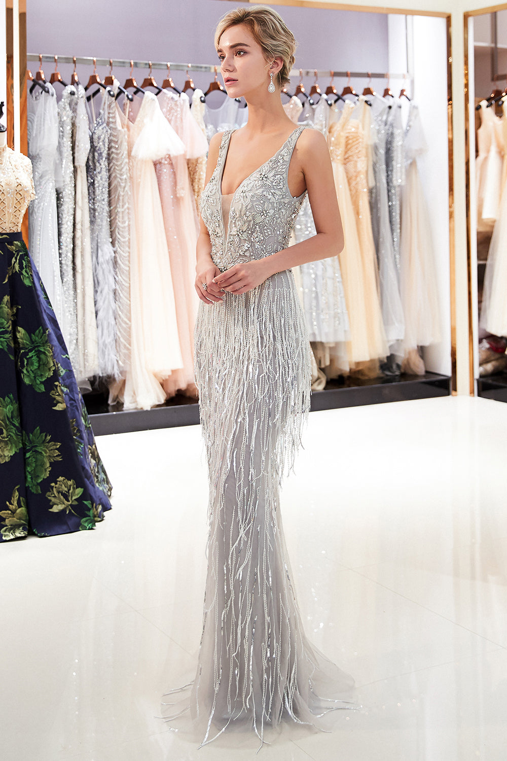 Vestido de noche largo de tul con flecos y cuentas, escote en V y corte sirena