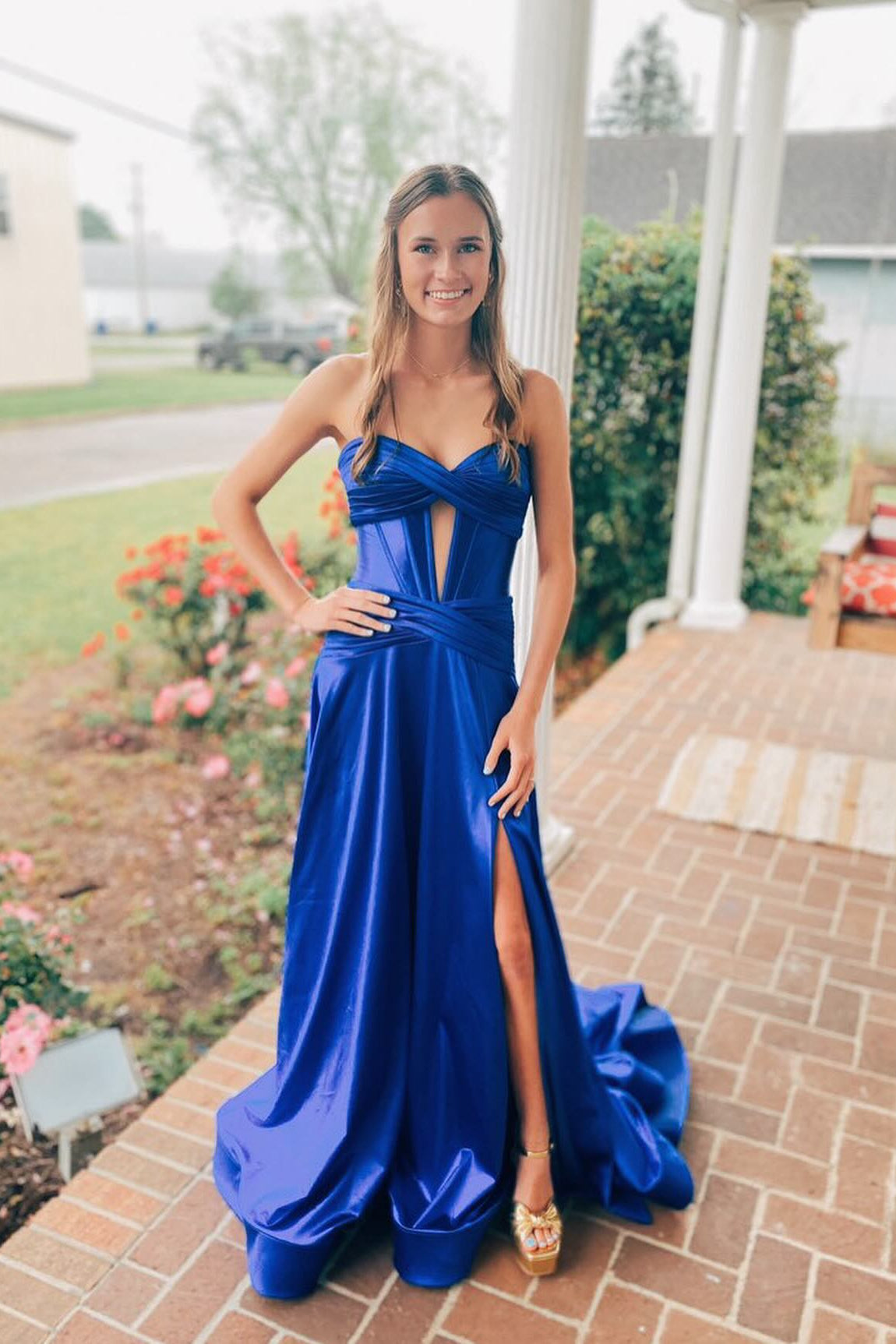 Leif | Vestido de fiesta largo azul rey con escote en forma de corazón y abertura en la cerradura