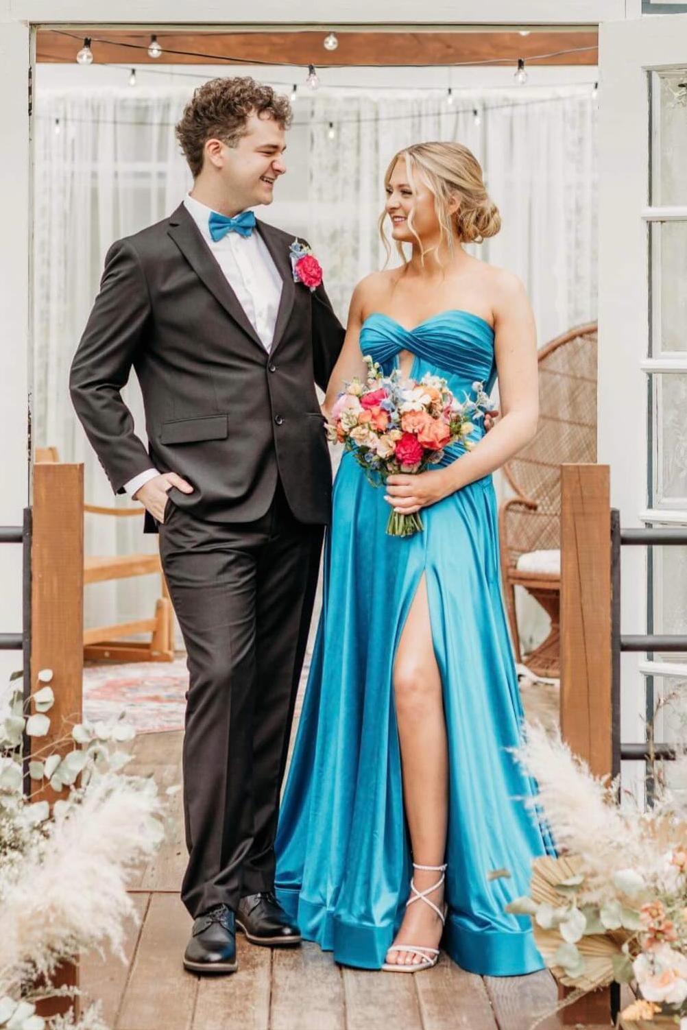 Leif | Vestido de fiesta largo azul rey con escote en forma de corazón y abertura en la cerradura