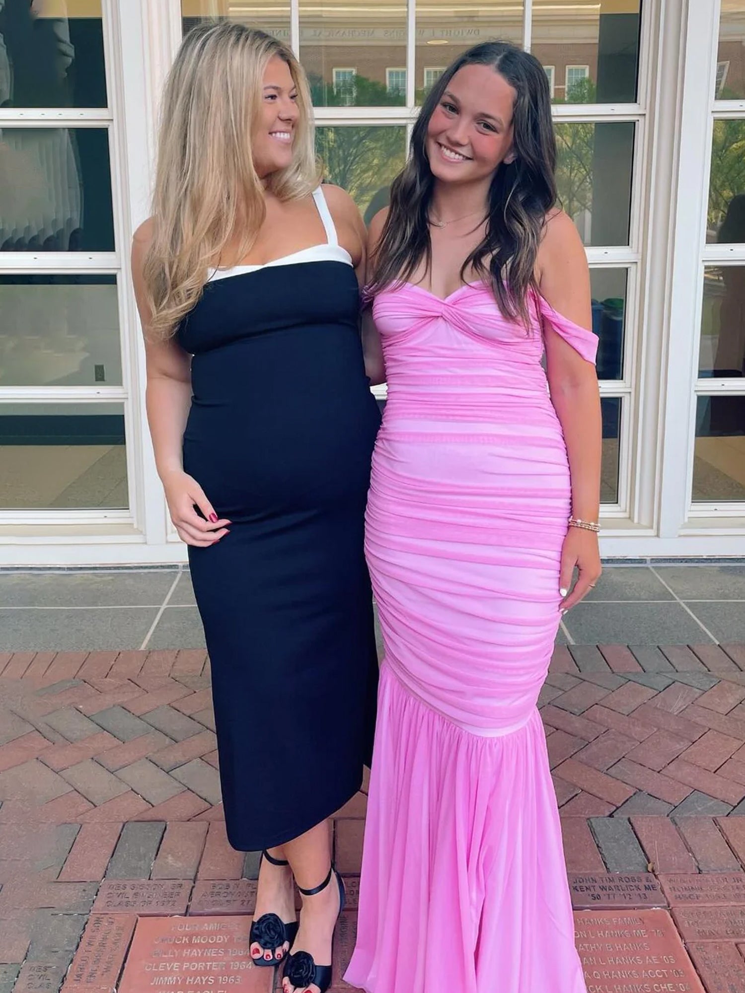 Sadia | Vestido de fiesta largo rosa fruncido con hombros descubiertos y bajo con volantes