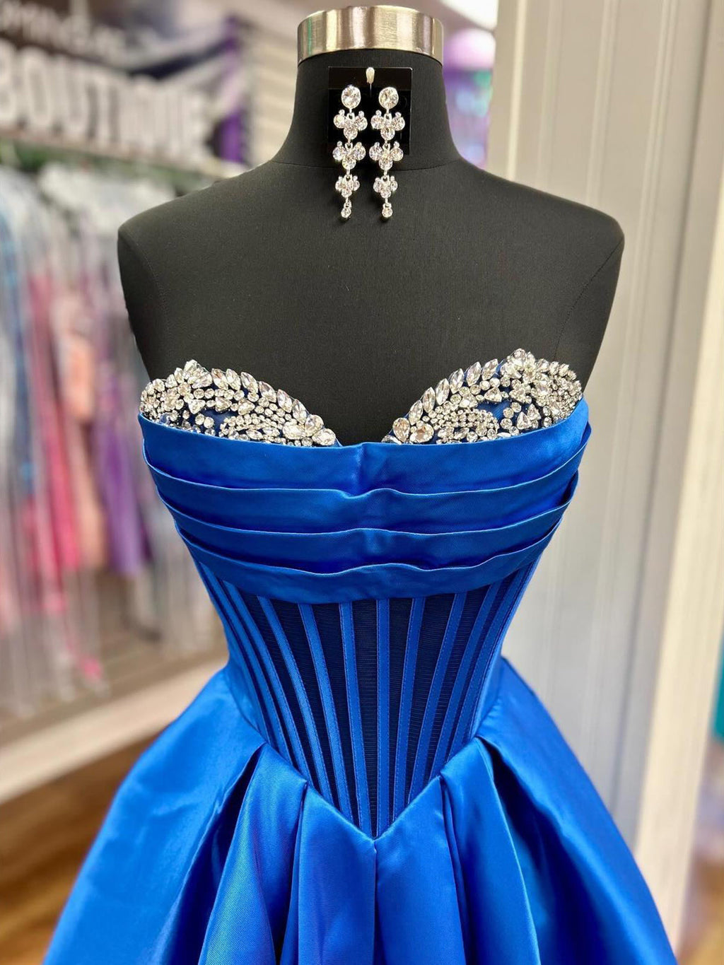 Liabelle | Vestido de fiesta azul rey de satén con escote en forma de corazón y cuentas, corte en A