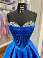 Liabelle | Vestido de fiesta azul rey de satén con escote en forma de corazón y cuentas, corte en A