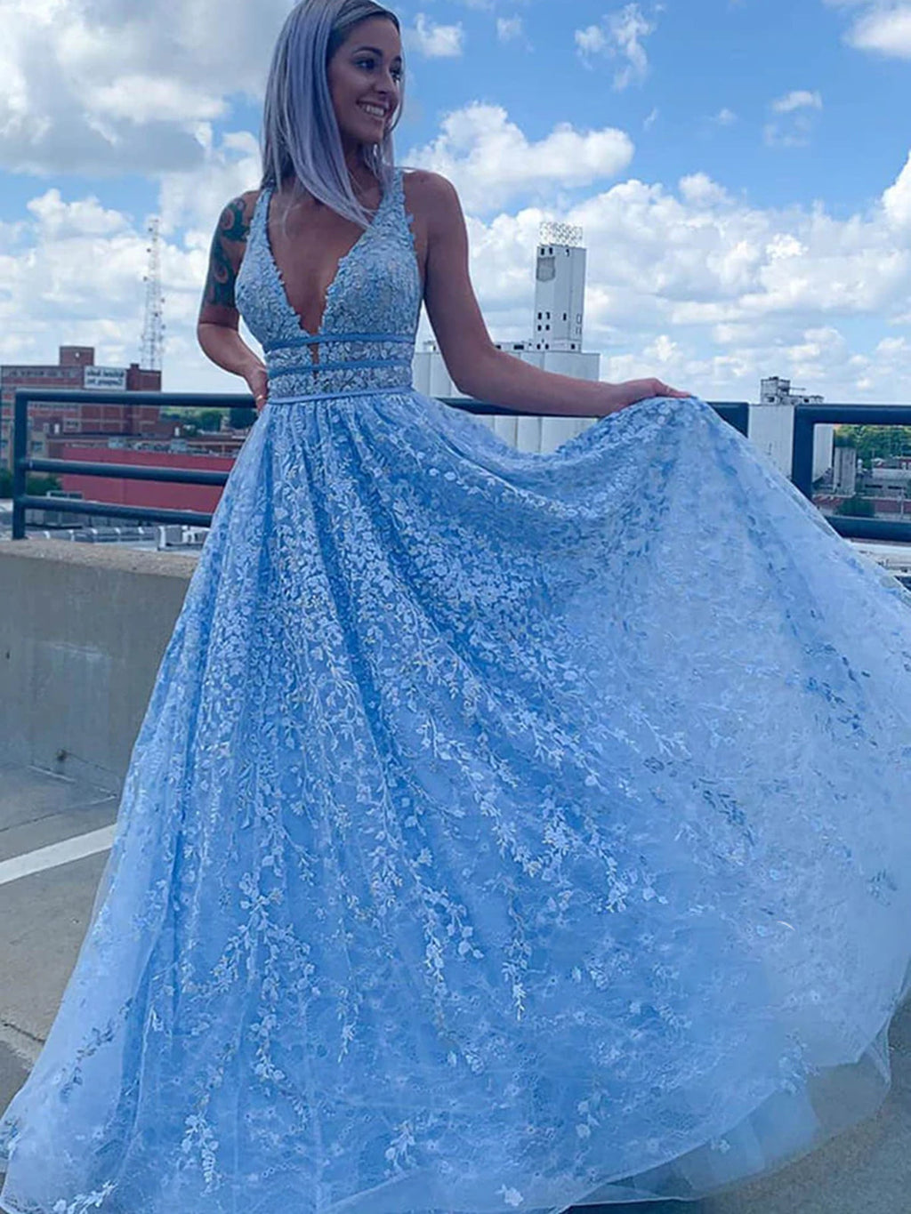 Hellblaues langes A-Linien-Ballkleid mit tiefem V-Ausschnitt und Tüllspitze und Taschen