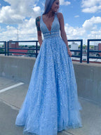 Hellblaues langes A-Linien-Ballkleid mit tiefem V-Ausschnitt und Tüllspitze und Taschen