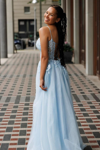 Bertram | Vestido de fiesta azul de tul con escote en A, largo, corsé, tirantes finos y apliques