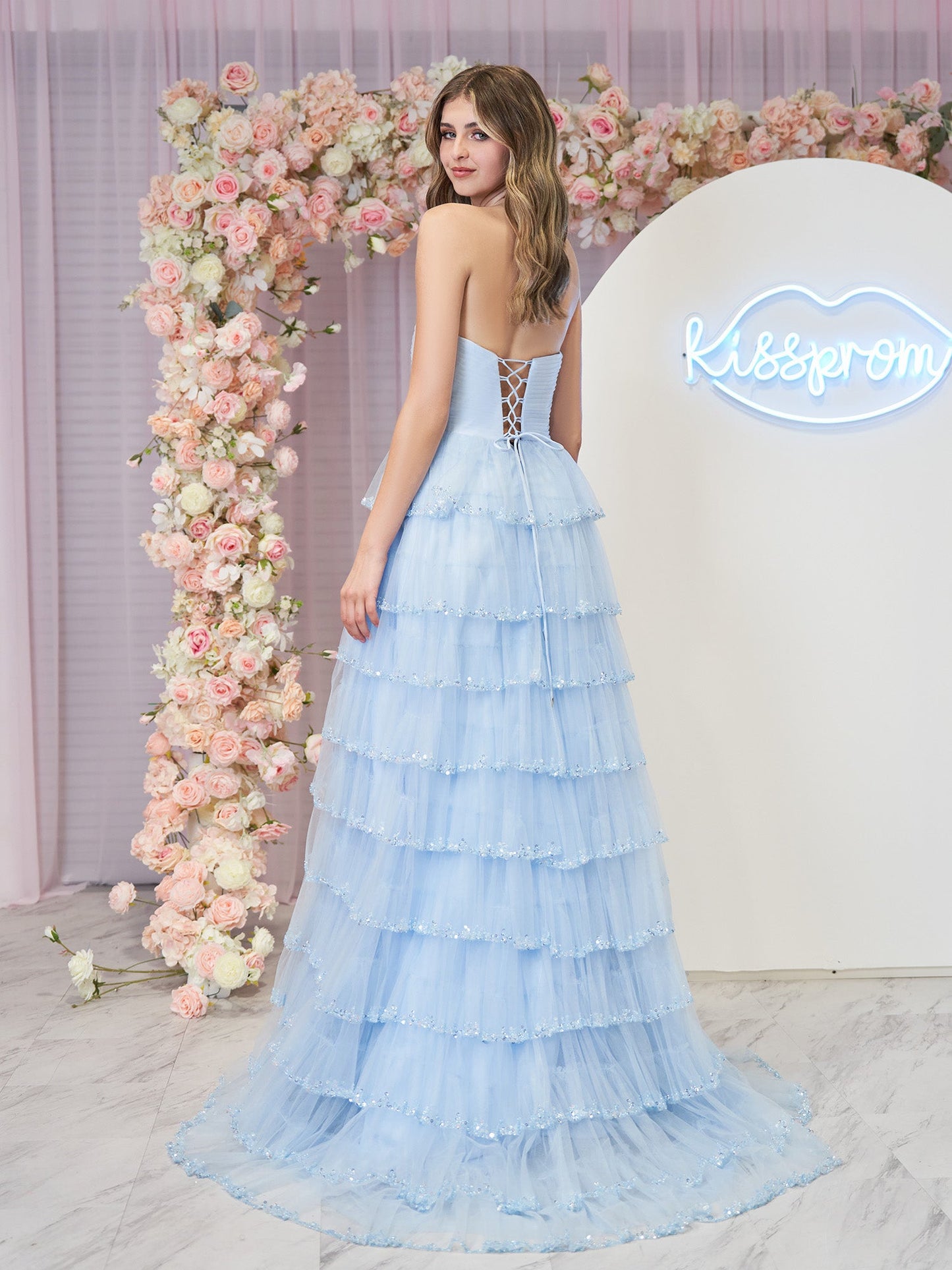 Braelyn | Hellblaues trägerloses Ballkleid aus mehrlagigem Tüll mit Pailletten