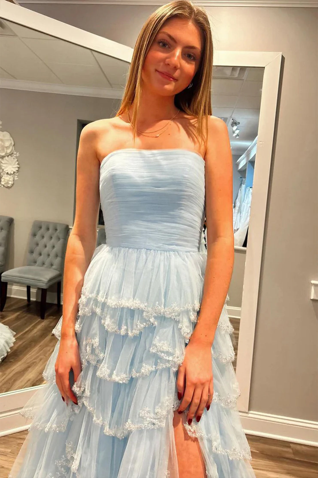 Braelyn | Hellblaues trägerloses Ballkleid aus mehrlagigem Tüll mit Pailletten