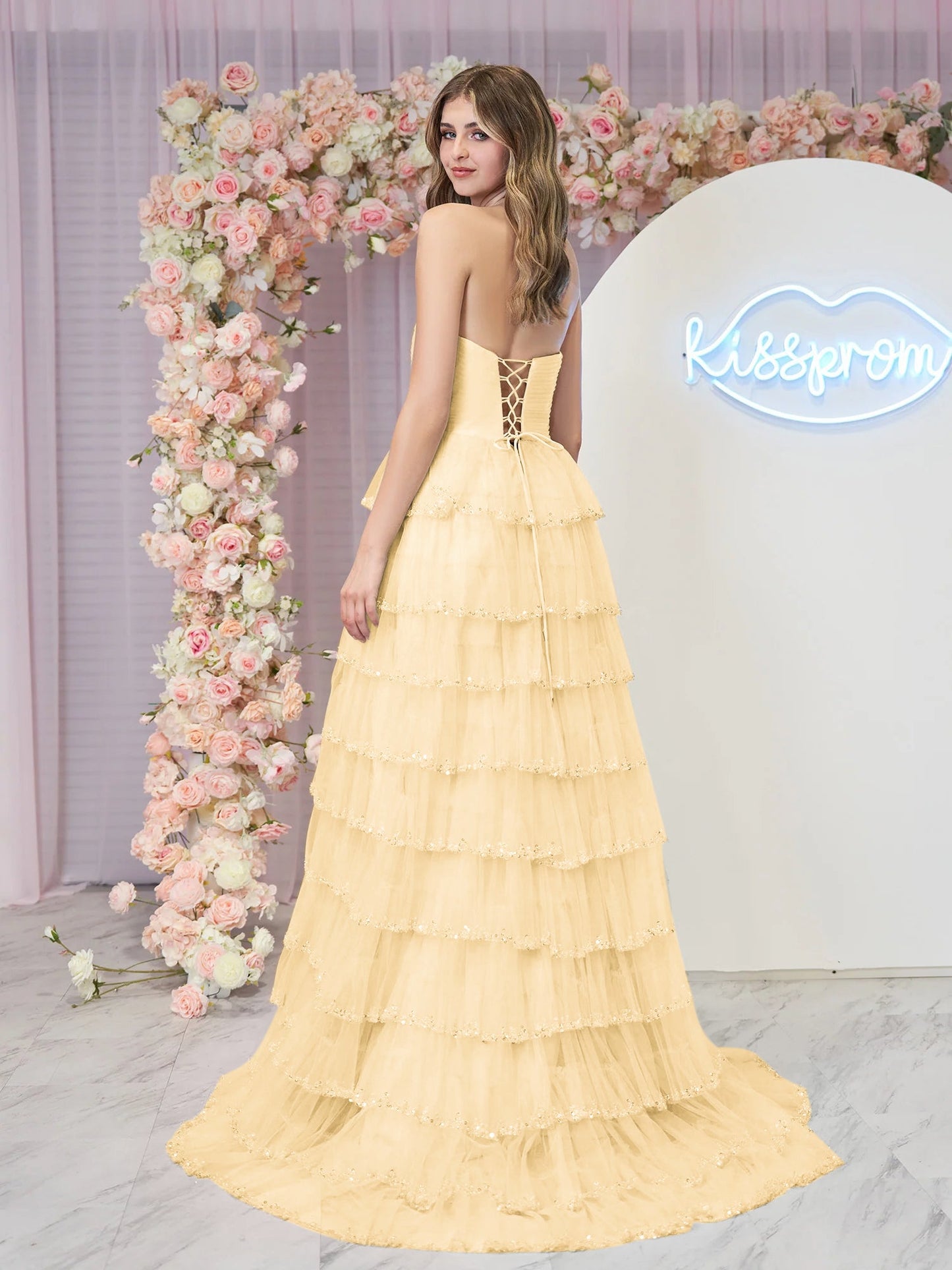 Braelyn | Hellblaues trägerloses Ballkleid aus mehrlagigem Tüll mit Pailletten