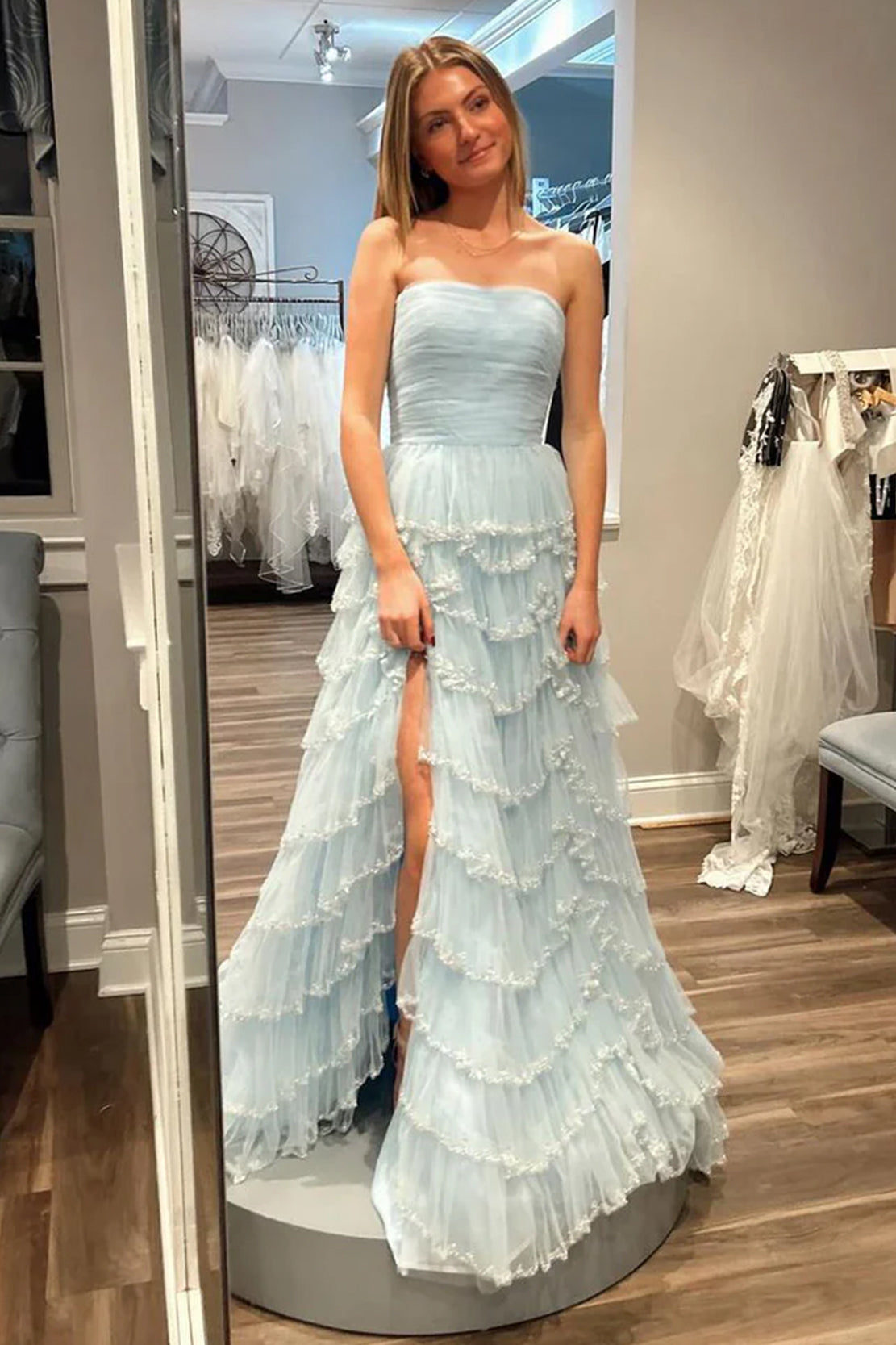 Braelyn | Hellblaues trägerloses Ballkleid aus mehrlagigem Tüll mit Pailletten