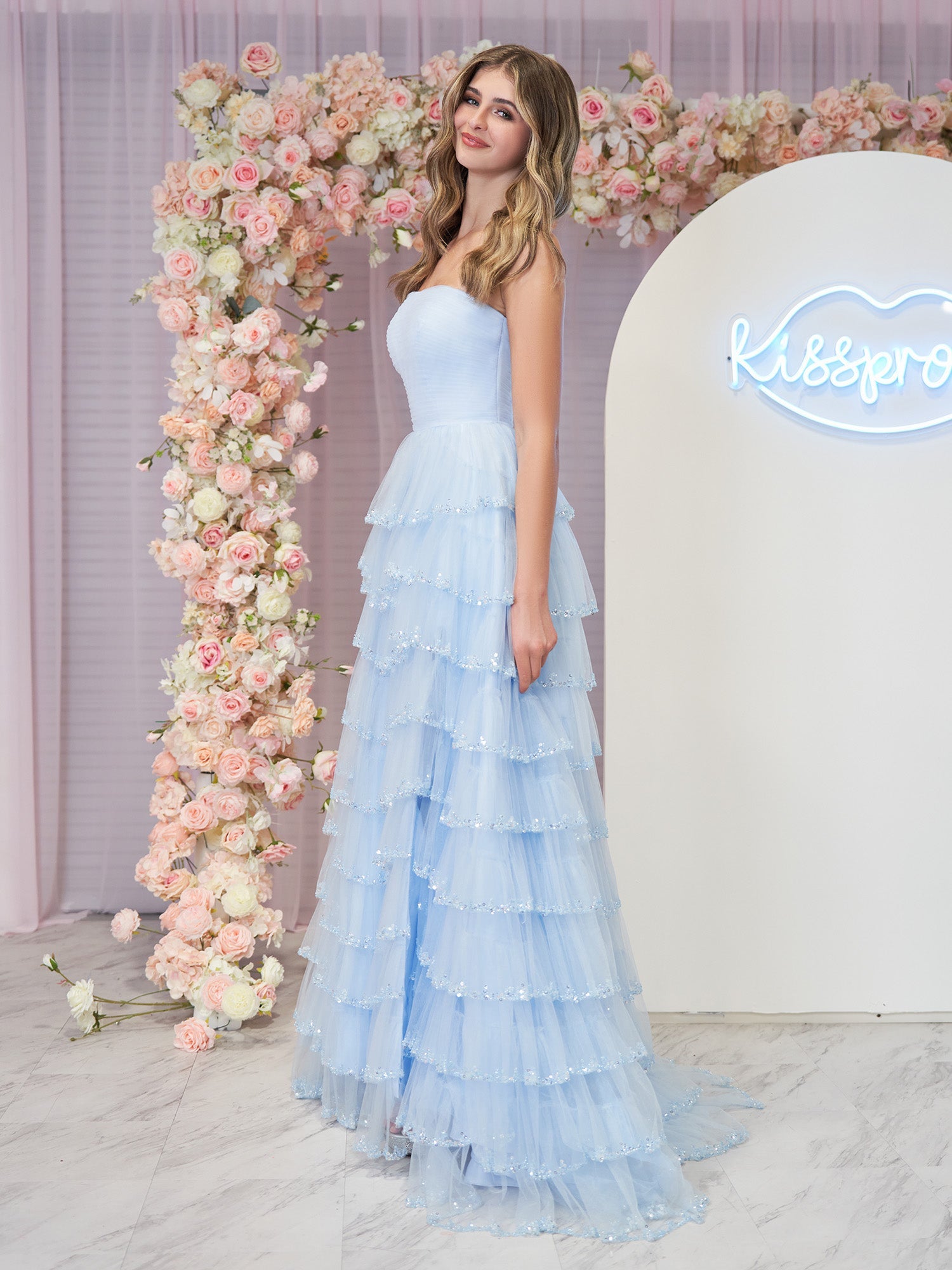 Braelyn | Hellblaues trägerloses Ballkleid aus mehrlagigem Tüll mit Pailletten