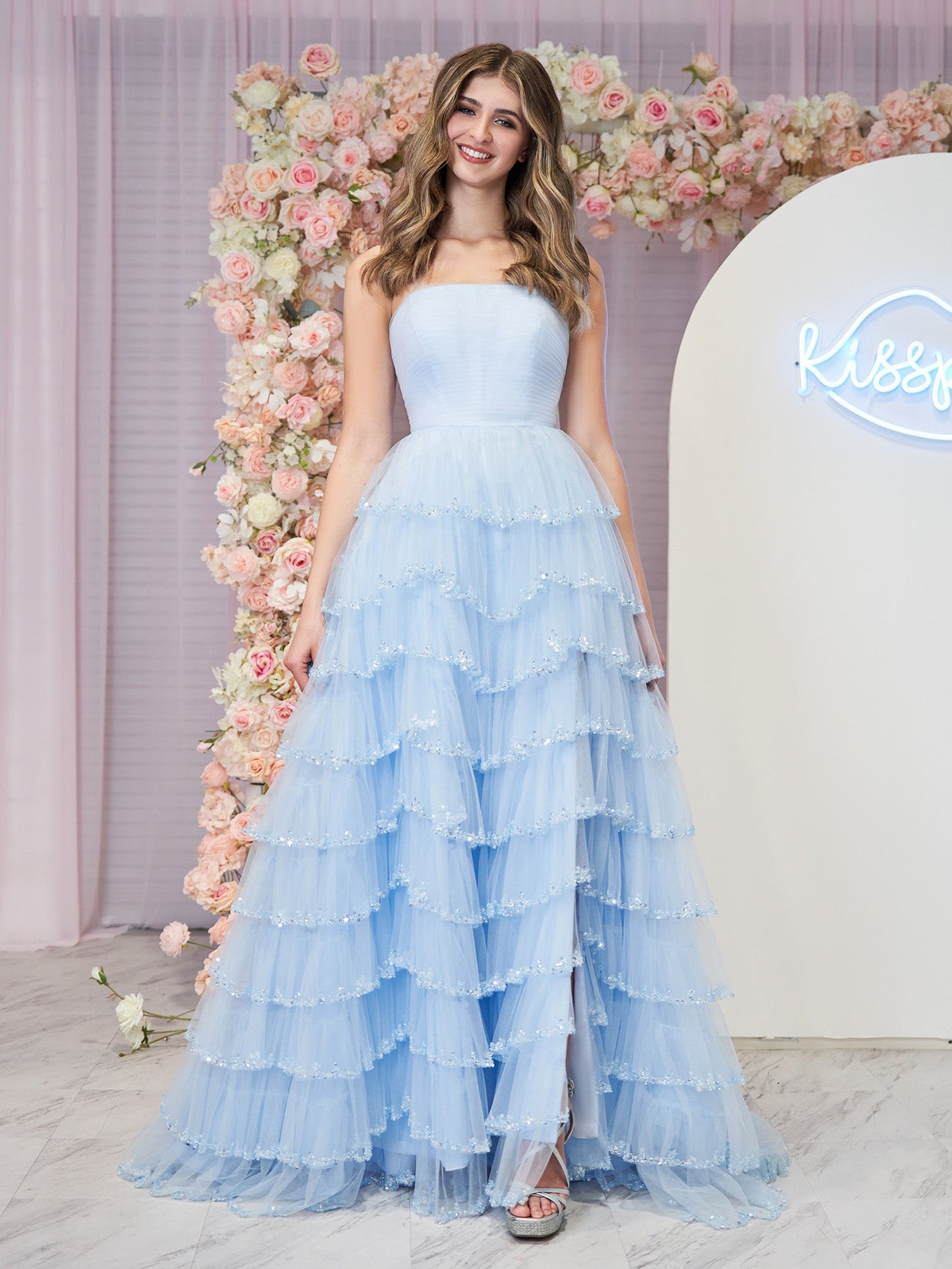 Braelyn | Hellblaues trägerloses Ballkleid aus mehrlagigem Tüll mit Pailletten