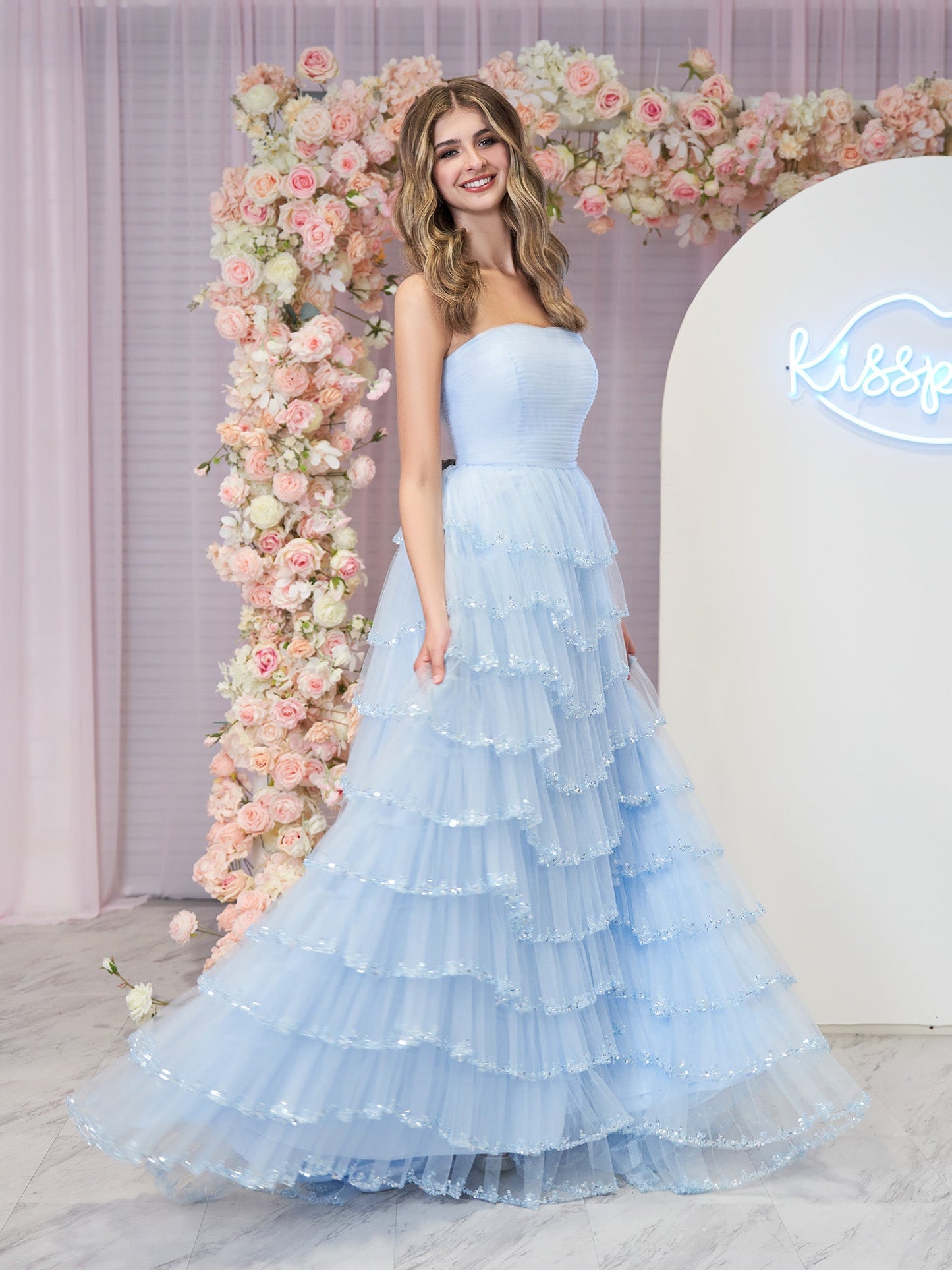 Braelyn | Hellblaues trägerloses Ballkleid aus mehrlagigem Tüll mit Pailletten