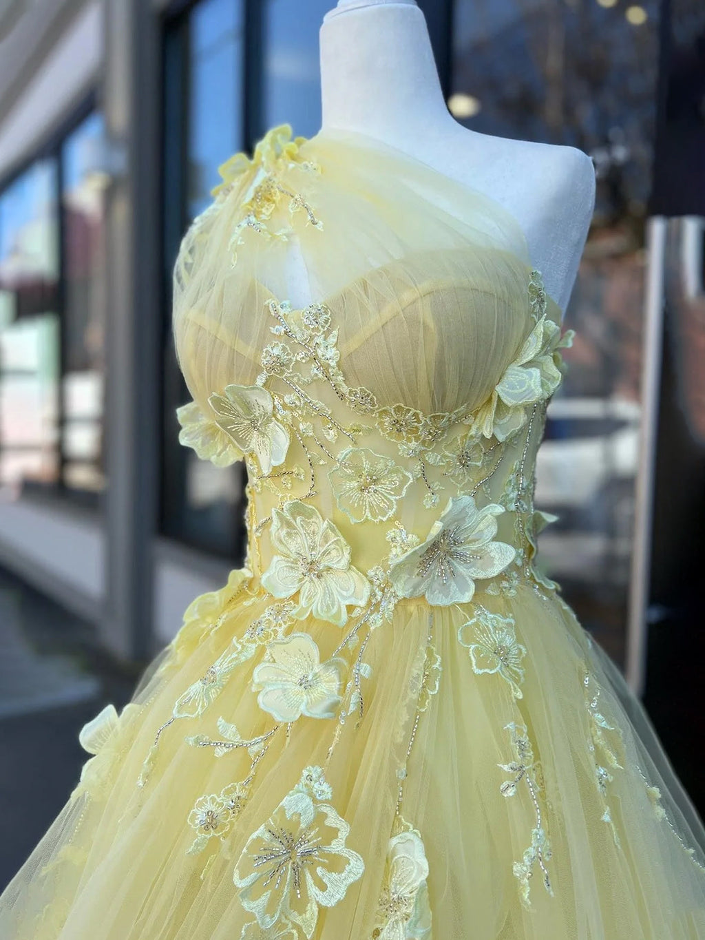 Jayna | Vestido de fiesta largo amarillo claro de un solo hombro con apliques 3D y cuentas, con abertura