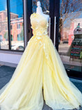 Jayna | Vestido de fiesta largo amarillo claro de un solo hombro con apliques 3D y cuentas, con abertura