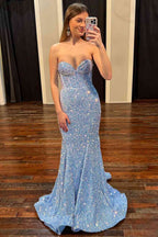 Vestido de fiesta largo con lentejuelas azul claro y corte sirena con escote corazón