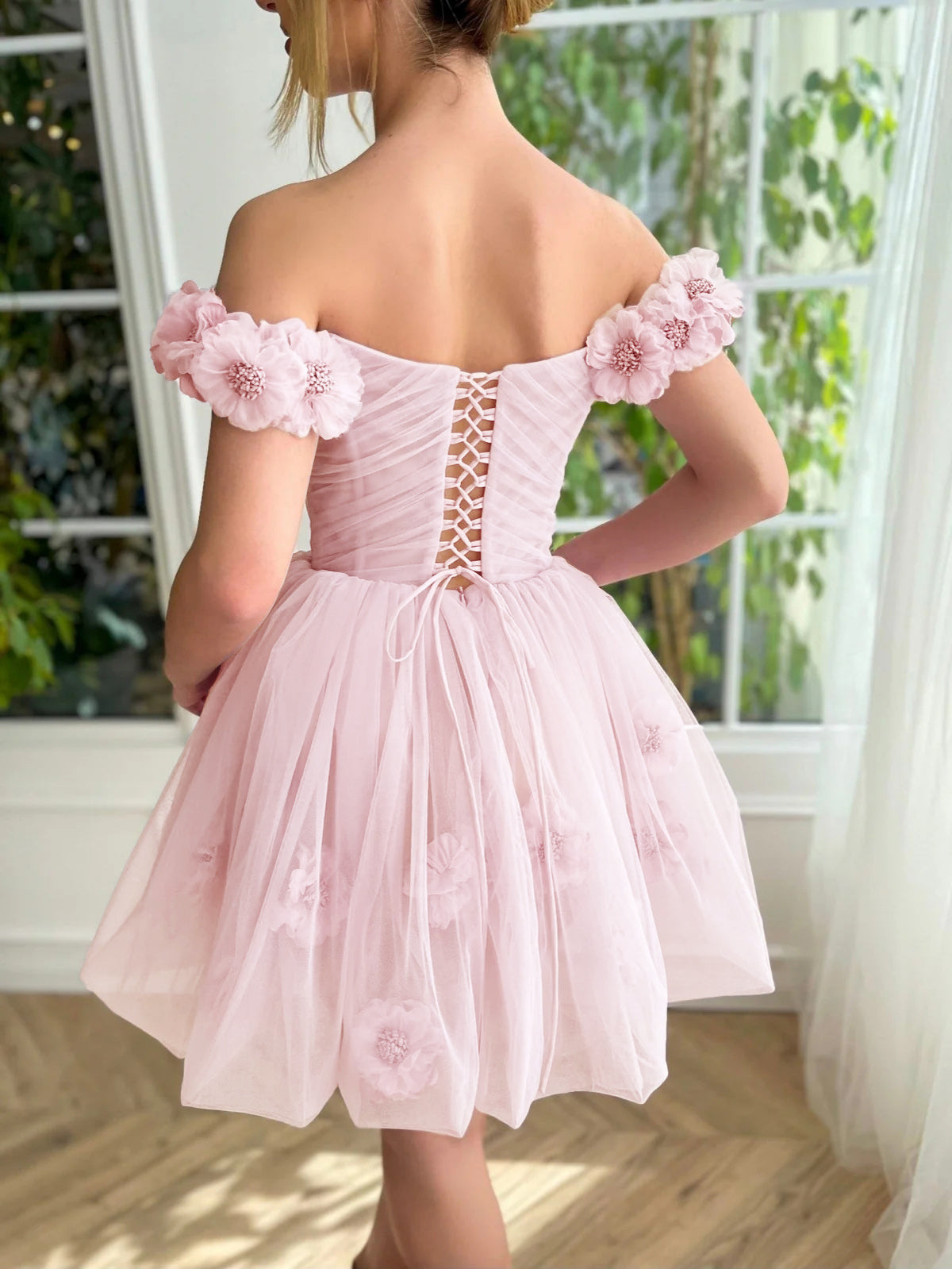 Rubí | Vestido de fiesta corto de tul sin tirantes y corsé color lila