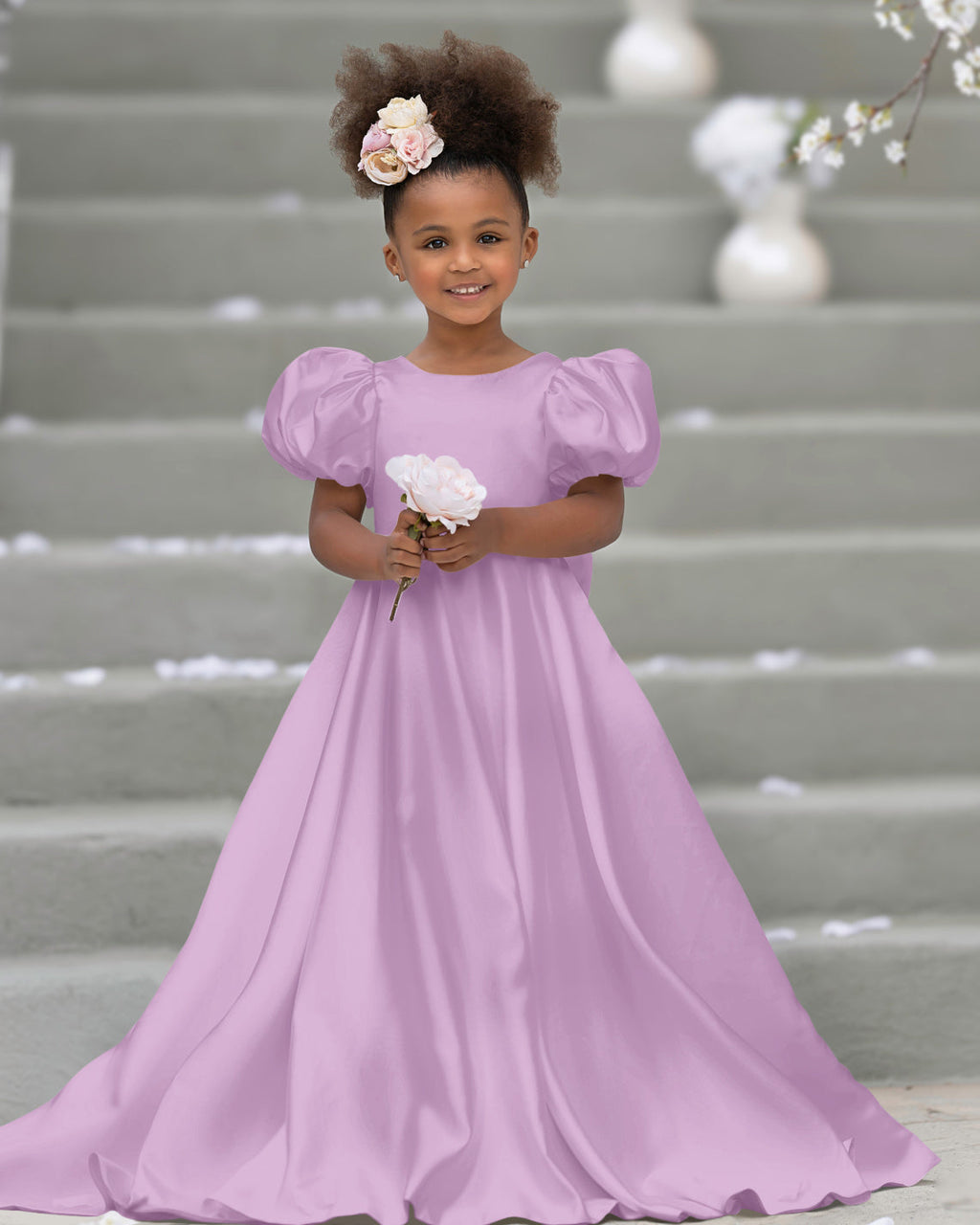Blumenmädchenkleid mit Puffärmeln, Schleife, Knopfleiste hinten und Schleppe 