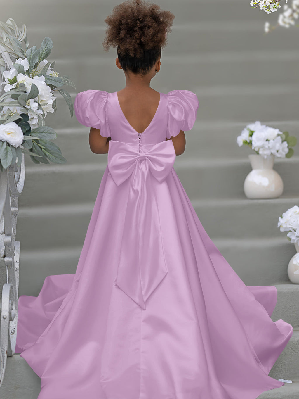 Blumenmädchenkleid mit Puffärmeln, Schleife, Knopfleiste hinten und Schleppe 