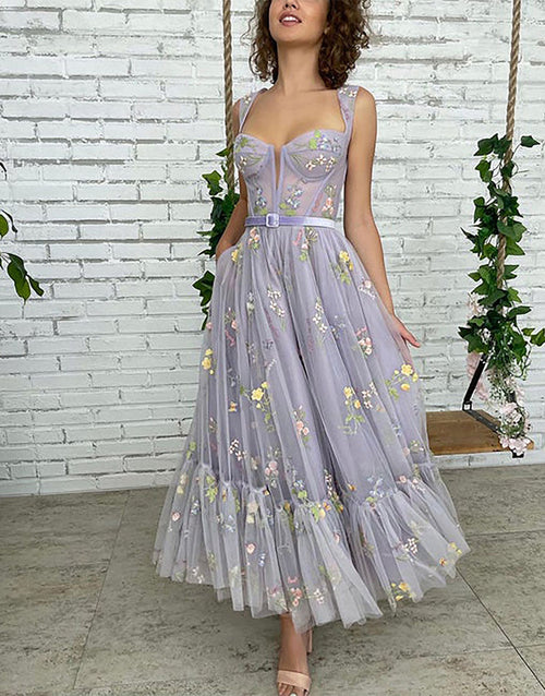 Alicia | Vestido de fiesta de tul lila de corte A y largo hasta la rodilla con bordado