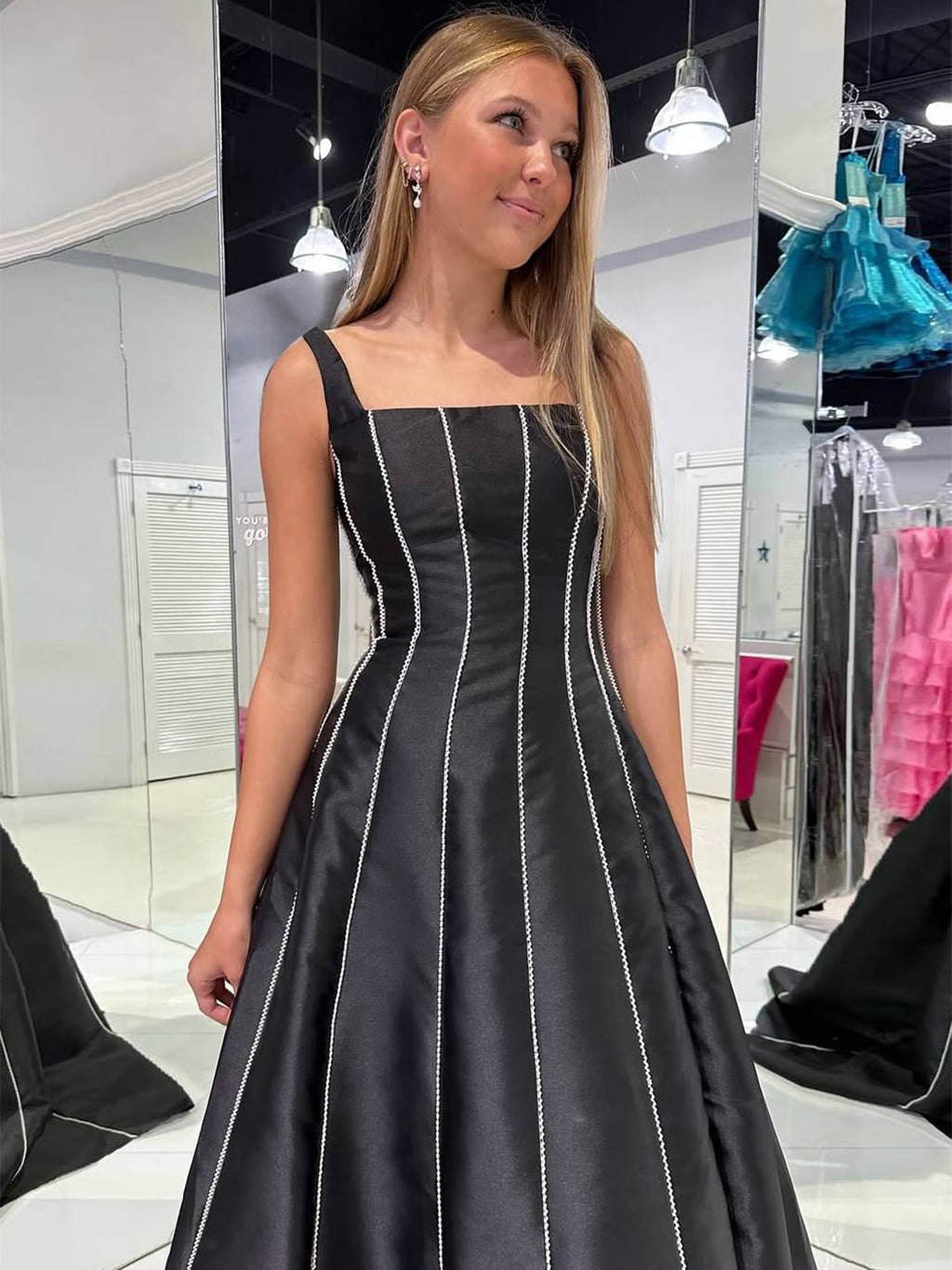 Linlee | Vestido de fiesta largo plisado con cuentas cuadradas y tirantes en A, color negro