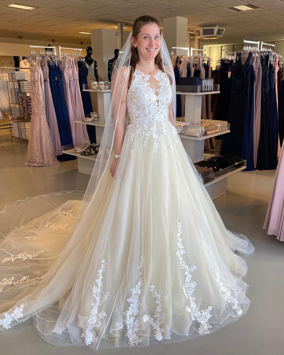 Vestido de novia largo de corte A con apliques de encaje, tul y volantes, espalda descubierta