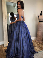 Vestidos de graduación formales largos de corte A con cuello halter, espalda descubierta y bolsillos