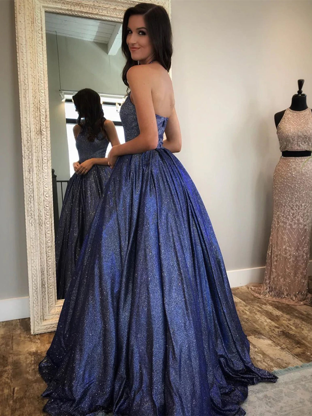 Vestidos de graduación formales largos de corte A con cuello halter, espalda descubierta y bolsillos