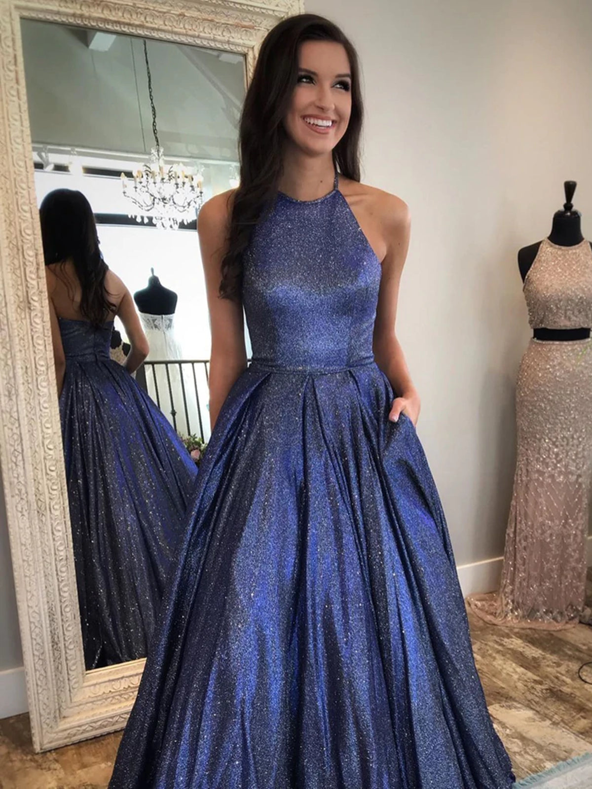 Vestidos de graduación formales largos de corte A con cuello halter, espalda descubierta y bolsillos