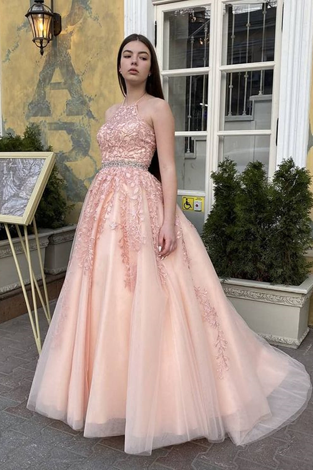 Langes A-Linien-Ballkleid mit Neckholder und rückenfreiem Tüll und Spitze