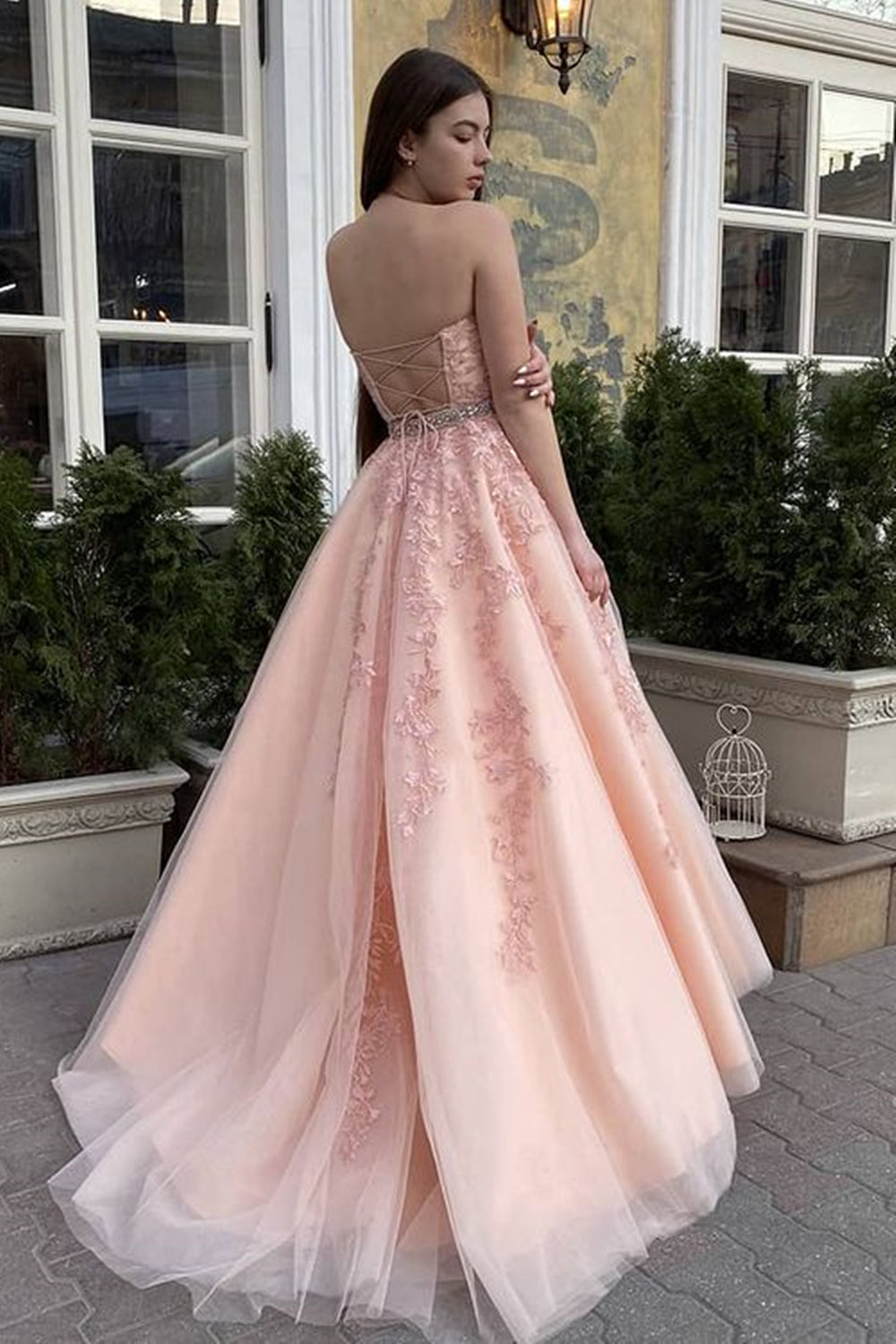 Langes A-Linien-Ballkleid mit Neckholder und rückenfreiem Tüll und Spitze