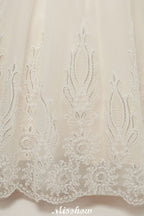 Langes A-Linien-Brautkleid mit hohem Halsausschnitt, Spitzenapplikationen und kurzen Ärmeln