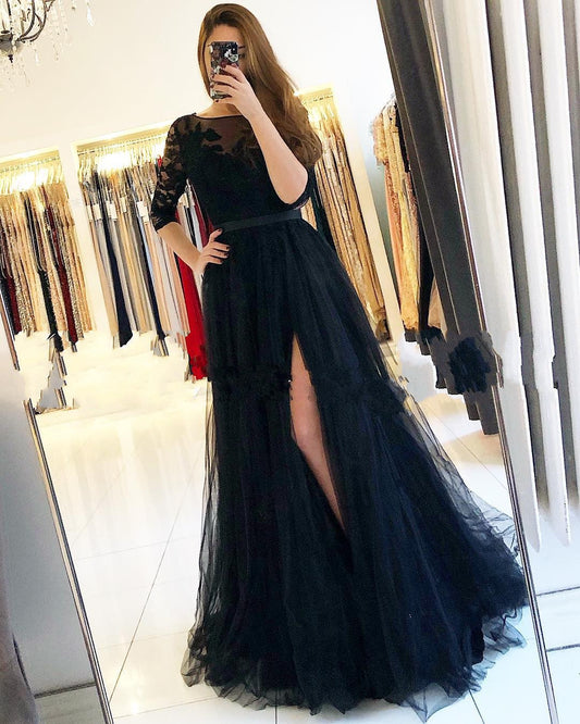 Langes schwarzes Ballkleid in A-Linie mit Spitzentüll und Schlitz vorne